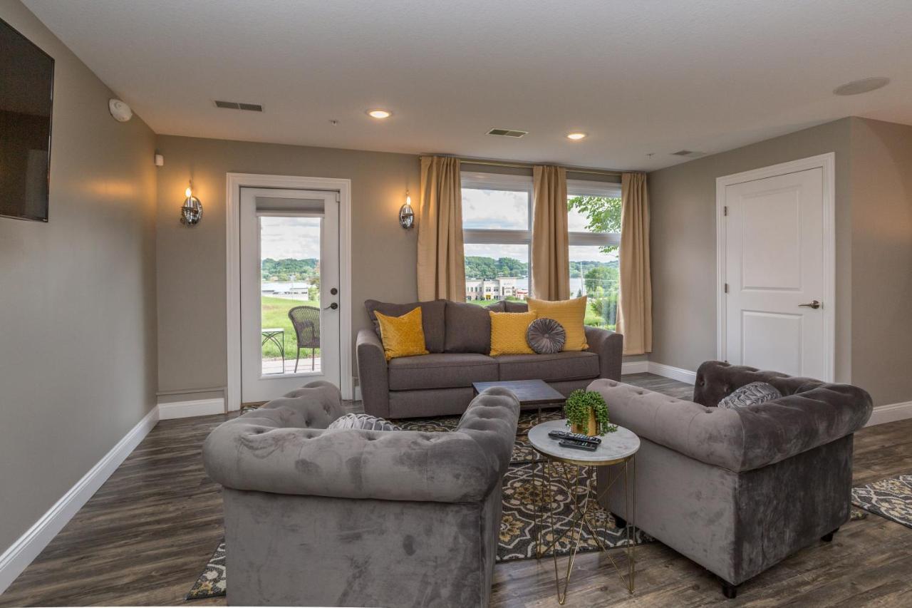River View Lodge Le Claire Bagian luar foto