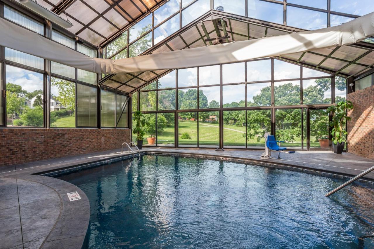 River View Lodge Le Claire Bagian luar foto