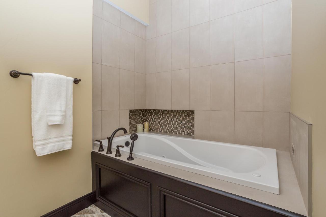 River View Lodge Le Claire Bagian luar foto