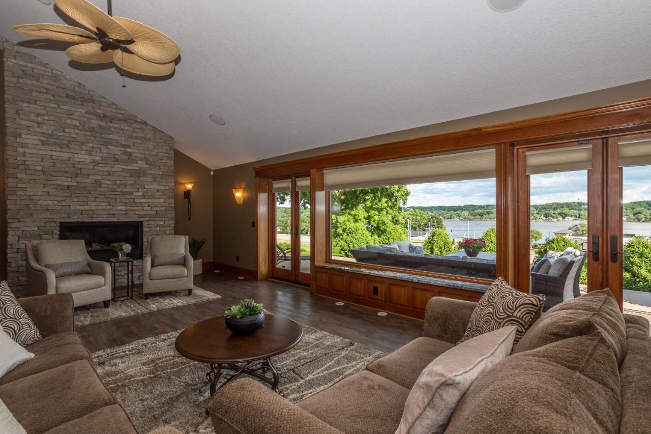 River View Lodge Le Claire Bagian luar foto