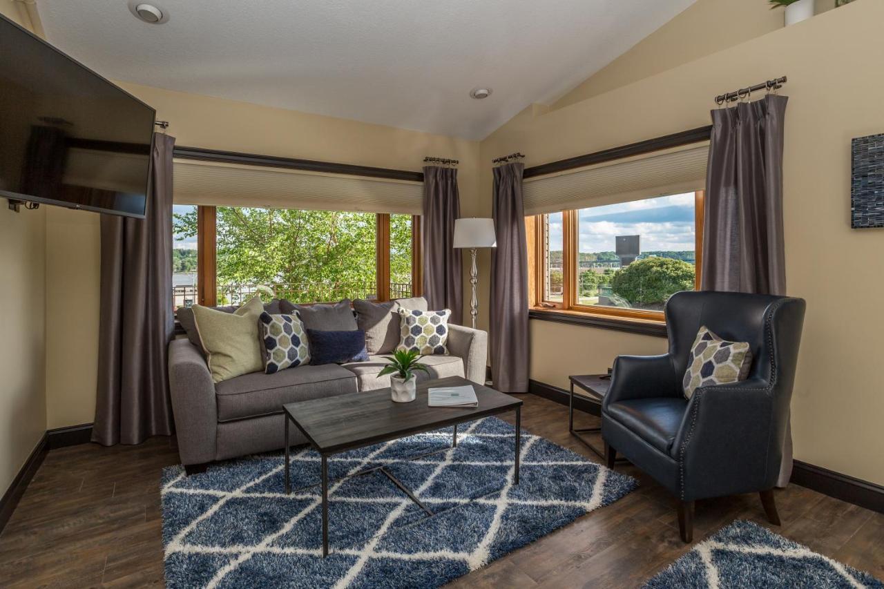 River View Lodge Le Claire Bagian luar foto